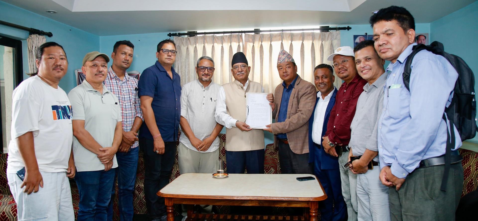 धरानका राजनीतिक दलले प्रचण्डलाई बुझाए ज्ञापनपत्र