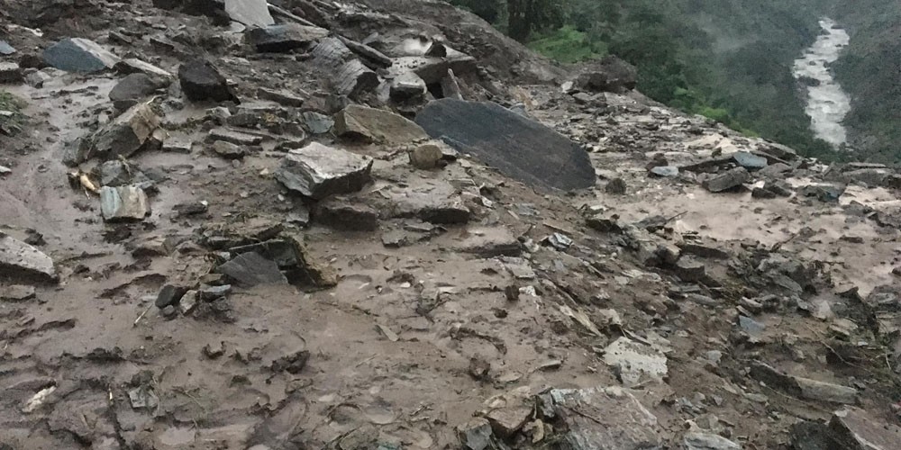 रोल्पामा पहिरोमा पुरिएर तीन जनाको मृत्यु
