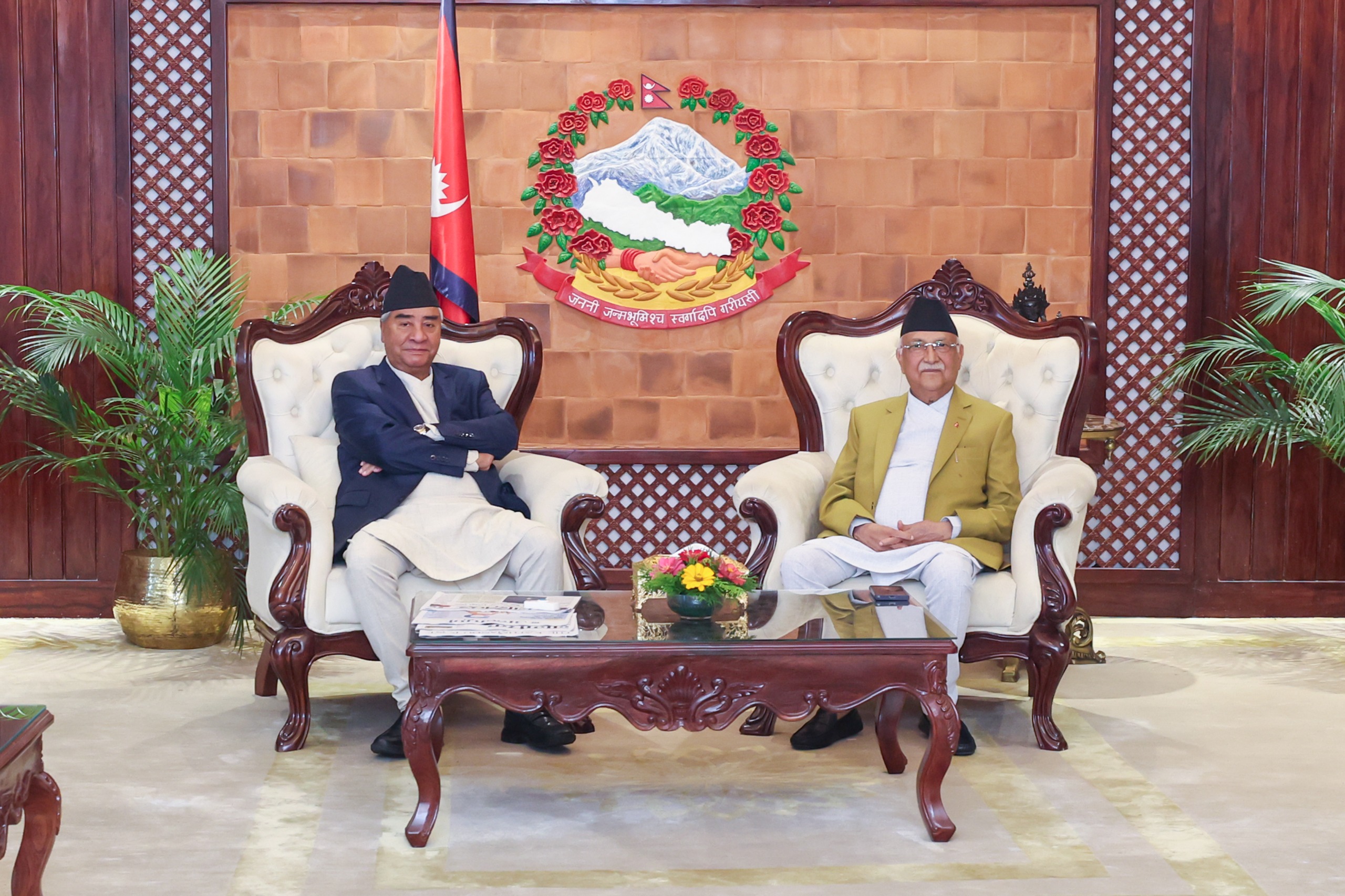 प्रधानमन्त्री निवास बालुवाटारमा बसेको सत्तापक्षीय दलहरूको बैठकमा प्रधानमन्त्री केपी शर्मा ओली र कांग्रेस सभापति शेरबहादुर देउवा