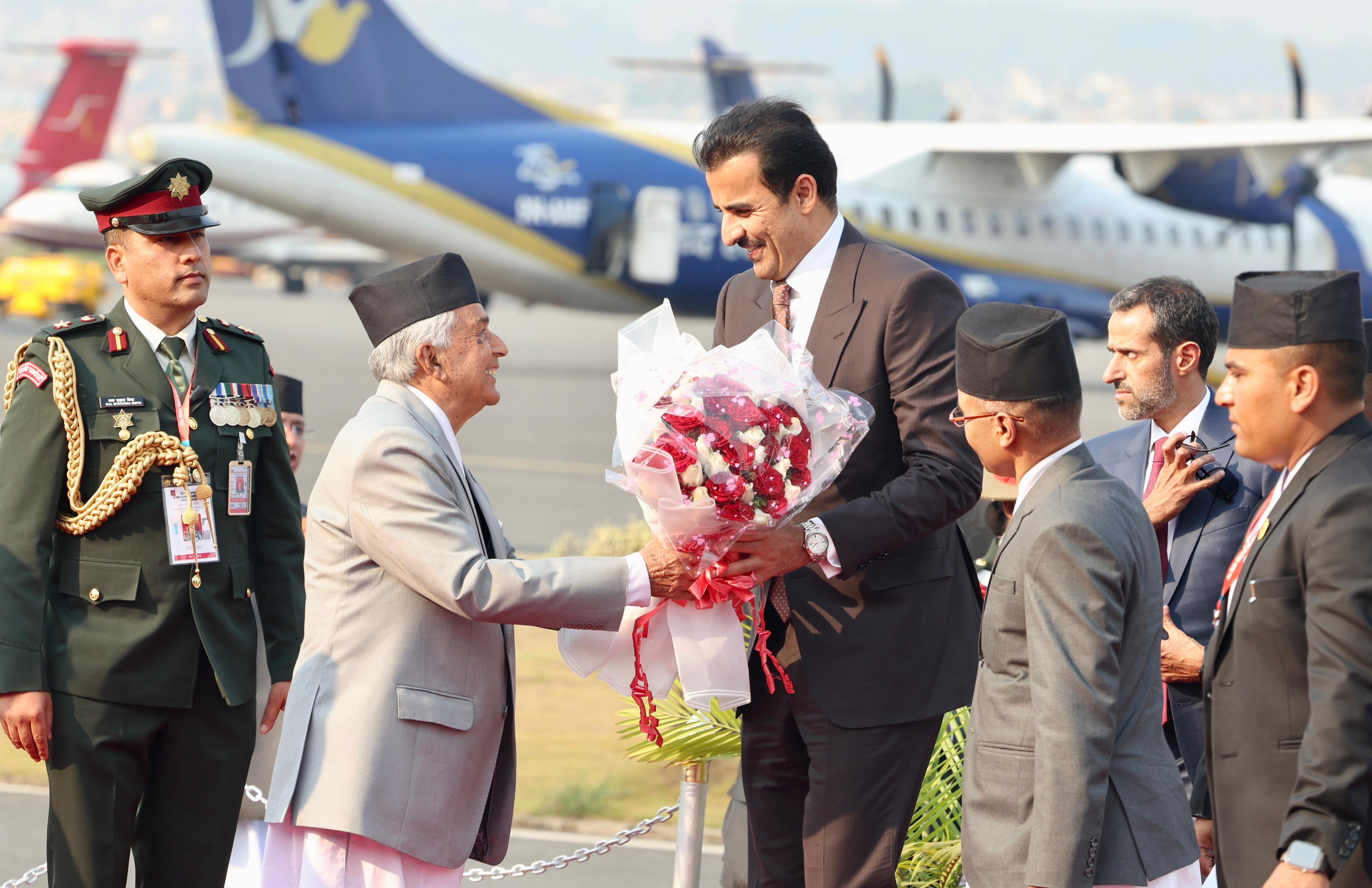 कतारका राजा काठमाडौंमा, एयरपोर्टमै पुगेर राष्ट्रपतिले गरे स्वागत